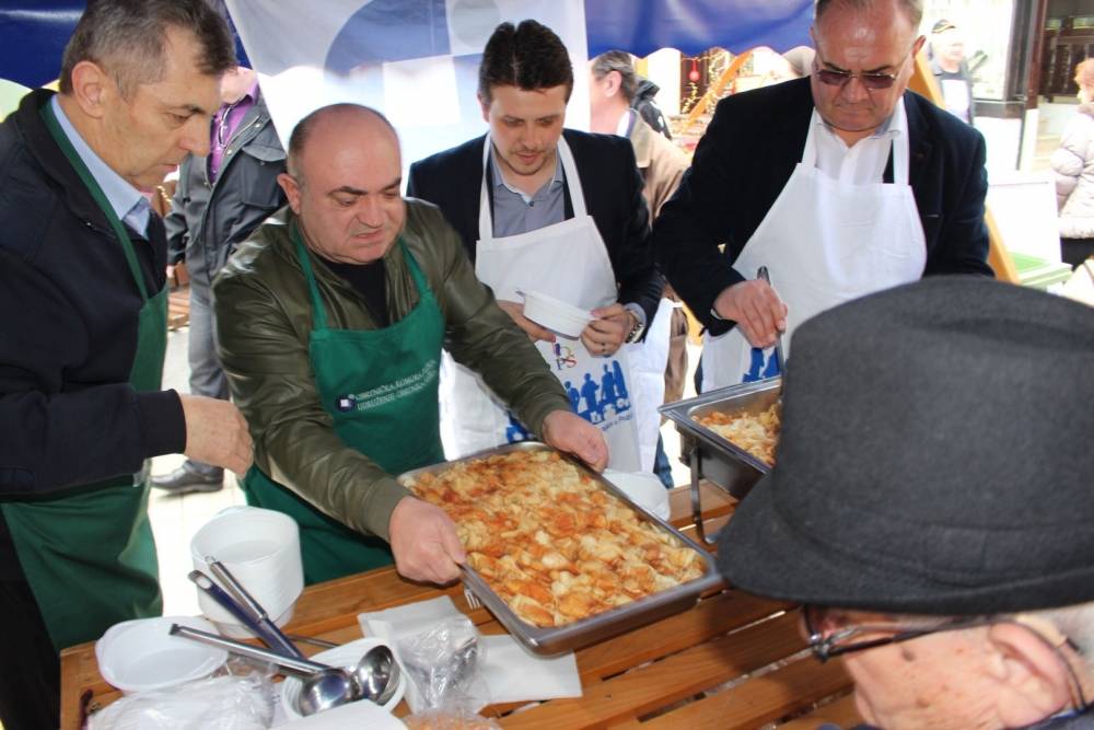 Udruženje obrtnika i političari dijelili tisuću porcija posnog ručka u Požegi