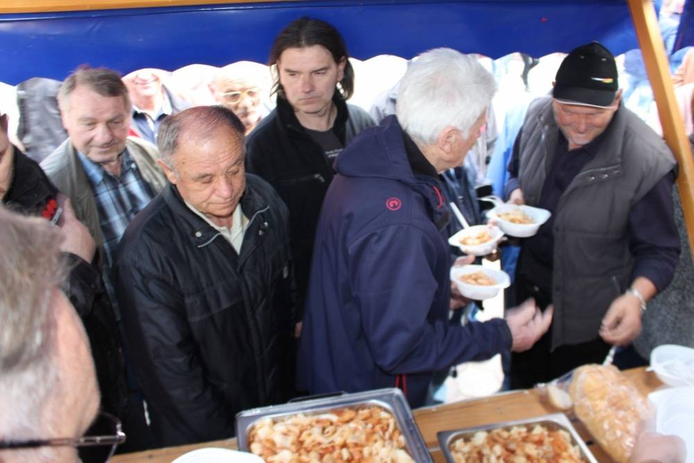 Udruženje obrtnika i političari dijelili tisuću porcija posnog ručka u Požegi