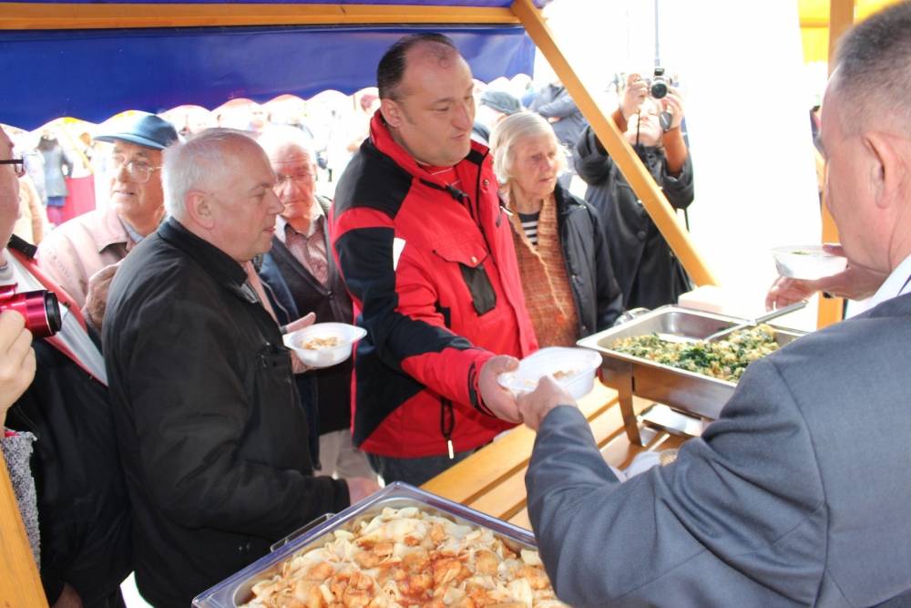 Udruženje obrtnika i političari dijelili tisuću porcija posnog ručka u Požegi
