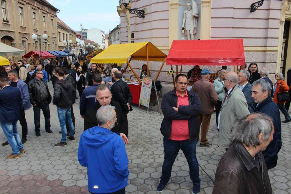Udruženje obrtnika i političari dijelili tisuću porcija posnog ručka u Požegi