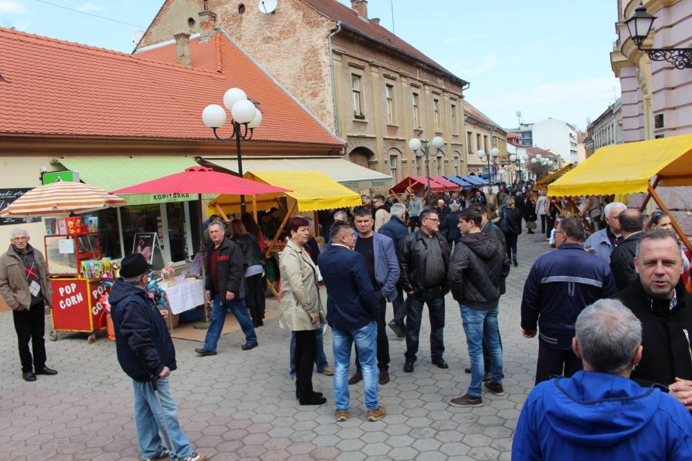 Udruženje obrtnika i političari dijelili tisuću porcija posnog ručka u Požegi