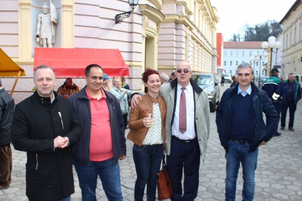Udruženje obrtnika i političari dijelili tisuću porcija posnog ručka u Požegi