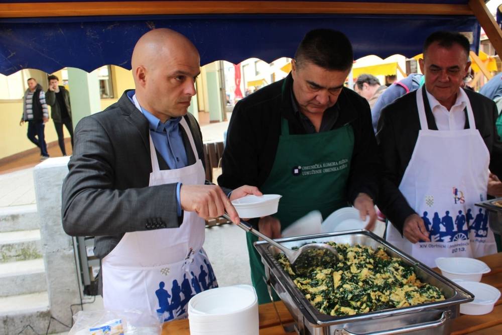Udruženje obrtnika i političari dijelili tisuću porcija posnog ručka u Požegi