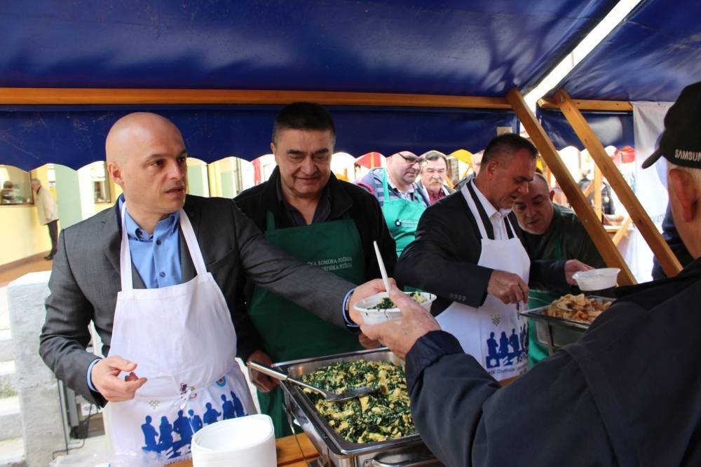 Udruženje obrtnika i političari dijelili tisuću porcija posnog ručka u Požegi