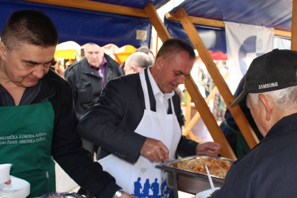 Udruženje obrtnika i političari dijelili tisuću porcija posnog ručka u Požegi