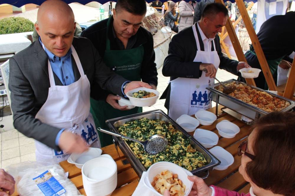 Udruženje obrtnika i političari dijelili tisuću porcija posnog ručka u Požegi