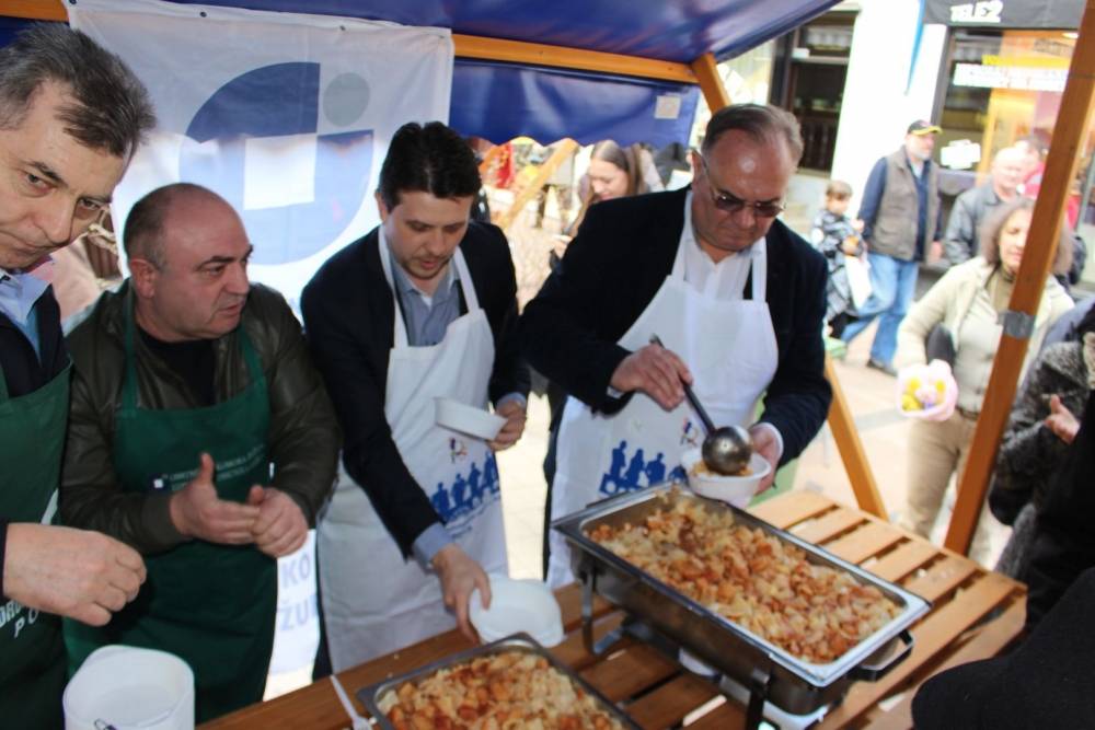 Udruženje obrtnika i političari dijelili tisuću porcija posnog ručka u Požegi
