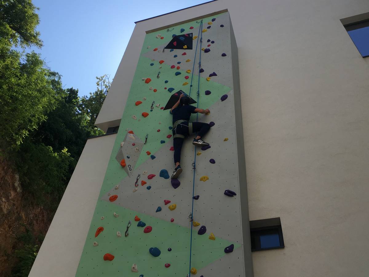 U dvorištu Katoličke gimnazije s pravom javnosti otvorena je umjetna stijena za sportsko penjanje visoka 13 metara