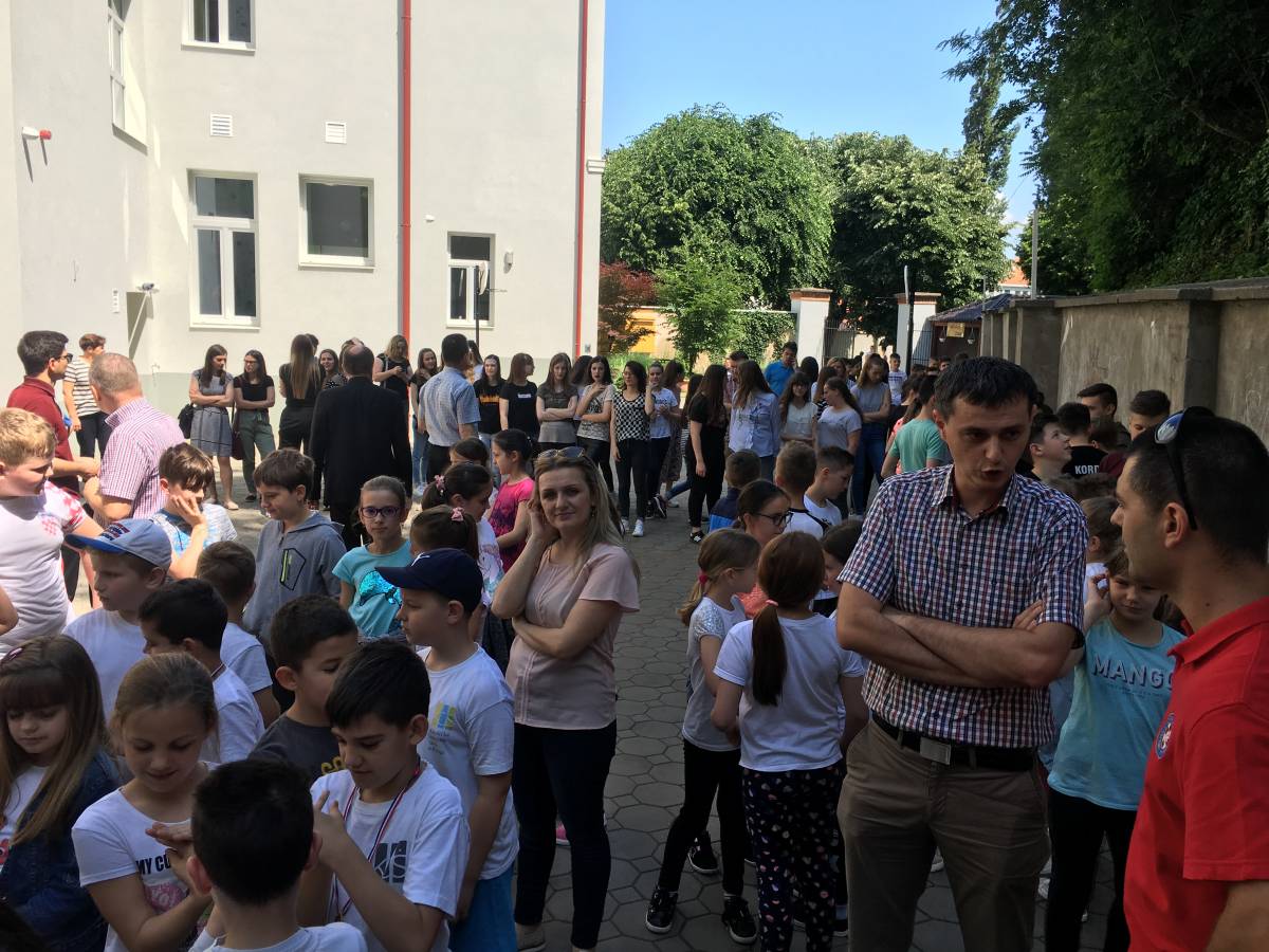 U dvorištu Katoličke gimnazije s pravom javnosti otvorena je umjetna stijena za sportsko penjanje visoka 13 metara