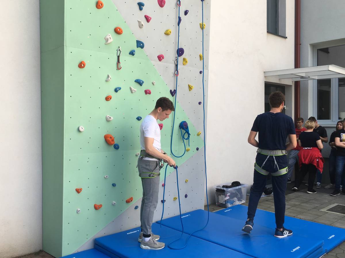 U dvorištu Katoličke gimnazije s pravom javnosti otvorena je umjetna stijena za sportsko penjanje visoka 13 metara