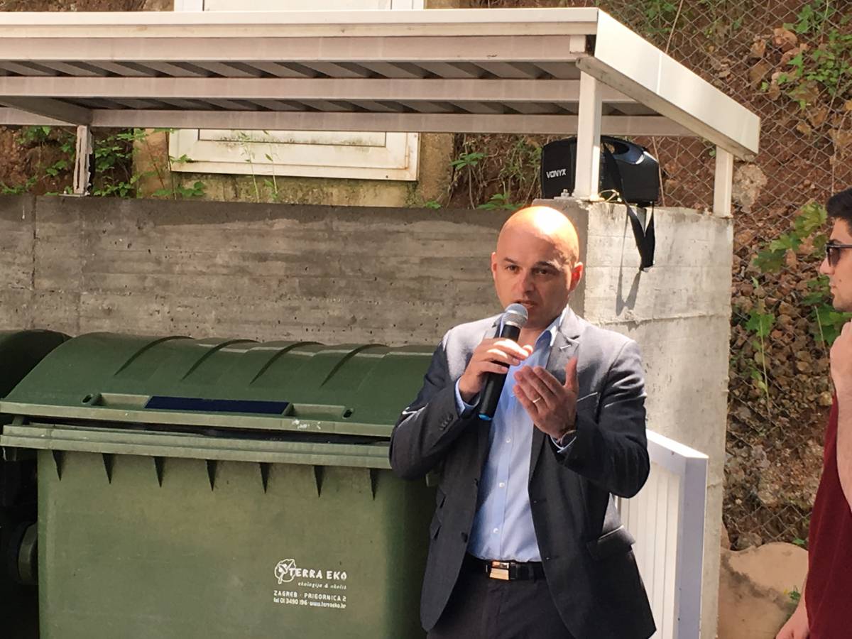 U dvorištu Katoličke gimnazije s pravom javnosti otvorena je umjetna stijena za sportsko penjanje visoka 13 metara