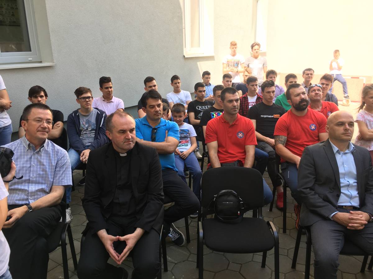 U dvorištu Katoličke gimnazije s pravom javnosti otvorena je umjetna stijena za sportsko penjanje visoka 13 metara