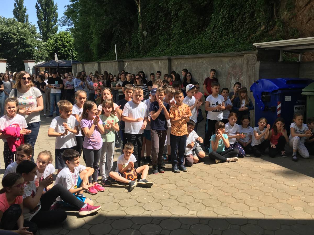 U dvorištu Katoličke gimnazije s pravom javnosti otvorena je umjetna stijena za sportsko penjanje visoka 13 metara