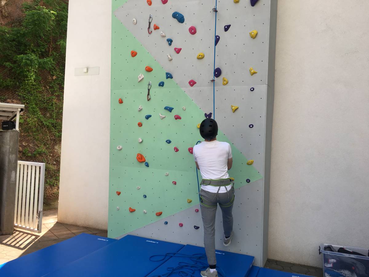 U dvorištu Katoličke gimnazije s pravom javnosti otvorena je umjetna stijena za sportsko penjanje visoka 13 metara