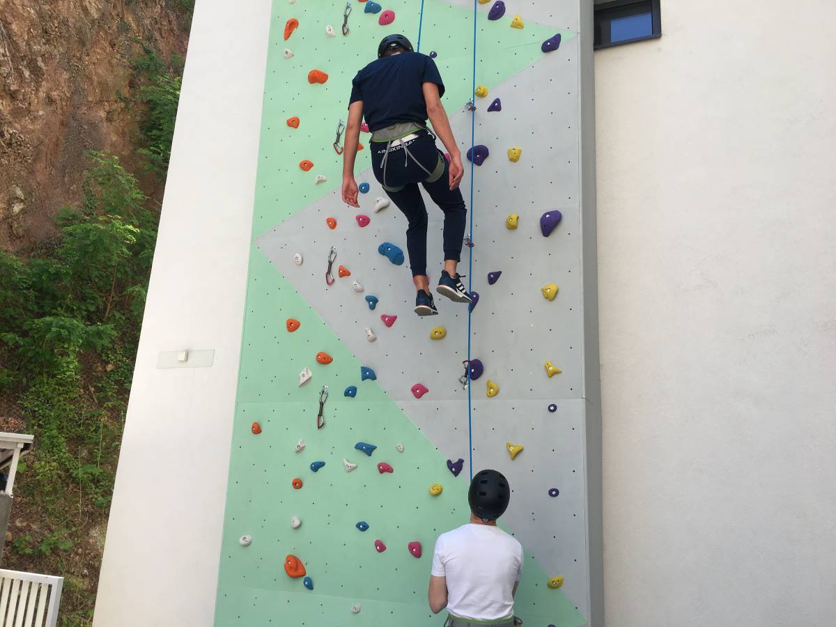 U dvorištu Katoličke gimnazije s pravom javnosti otvorena je umjetna stijena za sportsko penjanje visoka 13 metara