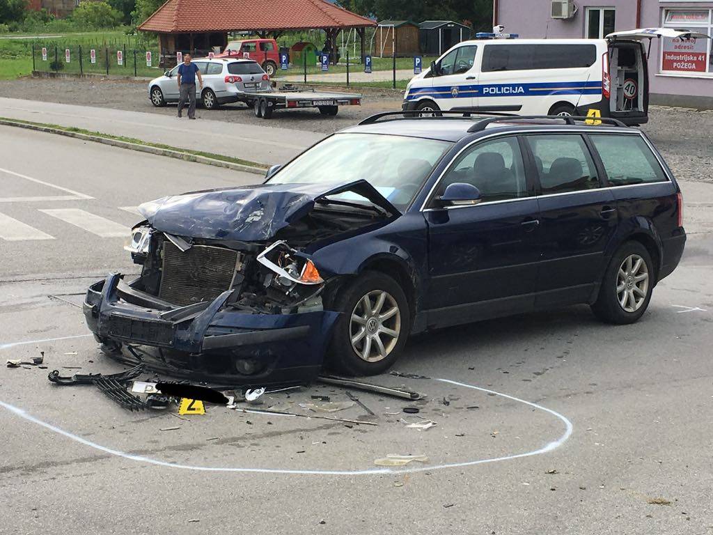 Polukružno okretanje završilo sudarom dva Volkswagen-a