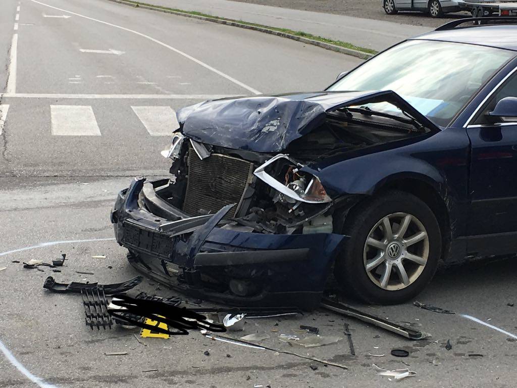 Polukružno okretanje završilo sudarom dva Volkswagen-a