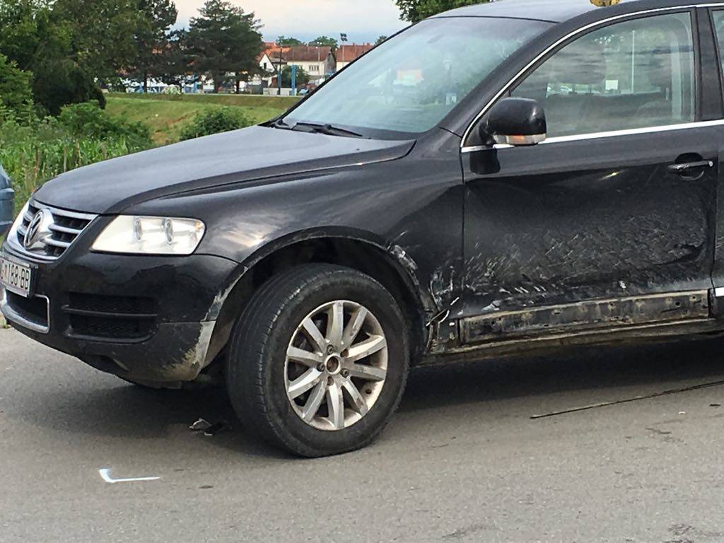 Polukružno okretanje završilo sudarom dva Volkswagen-a