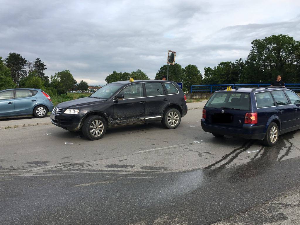 Polukružno okretanje završilo sudarom dva Volkswagen-a