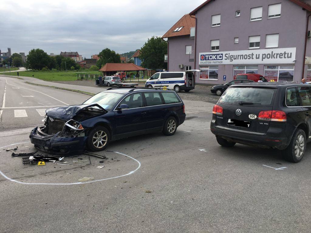 Polukružno okretanje završilo sudarom dva Volkswagen-a