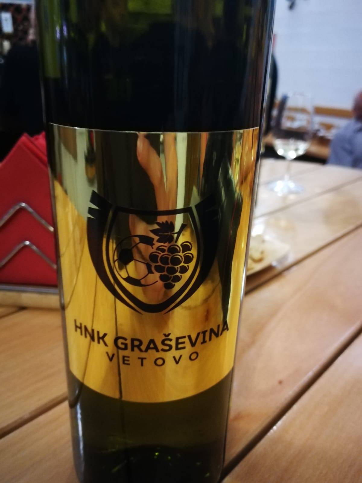 Nogometaši, vinari i uprava HNK Graševine Vetovo napunili klupsko vino u butelje