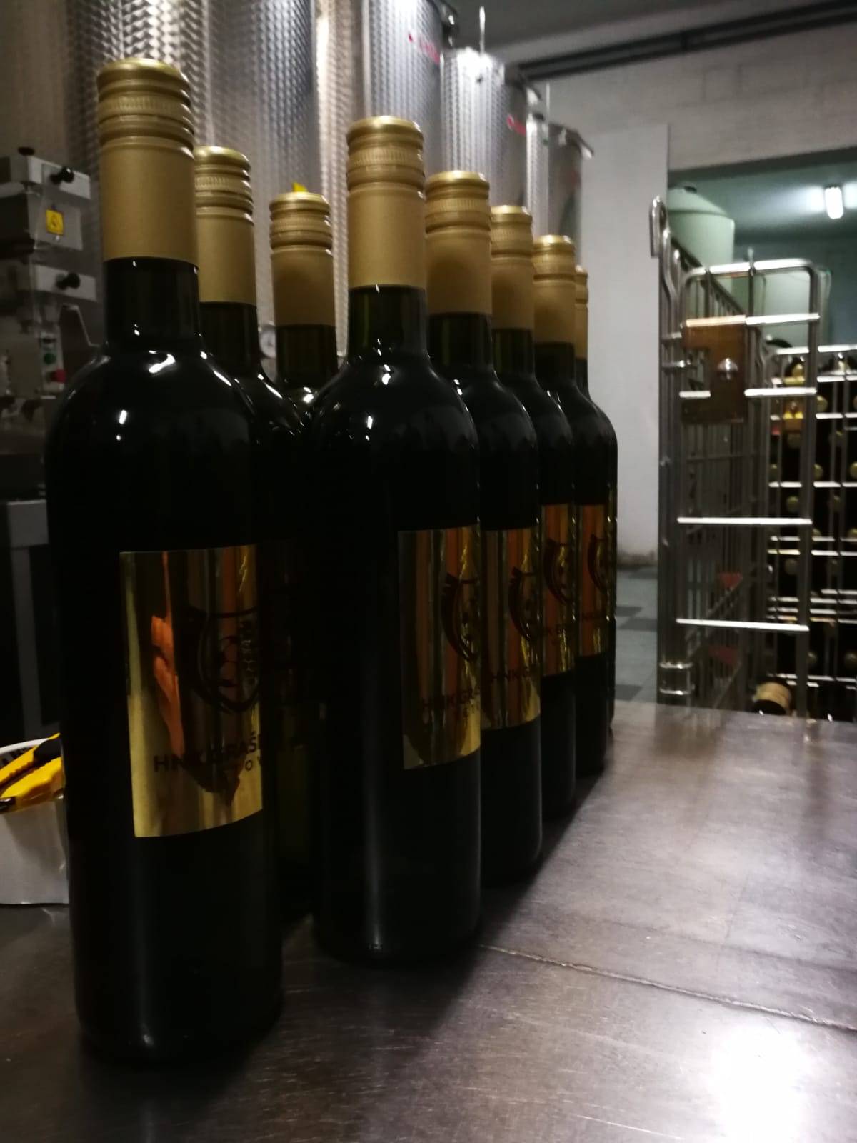 Nogometaši, vinari i uprava HNK Graševine Vetovo napunili klupsko vino u butelje