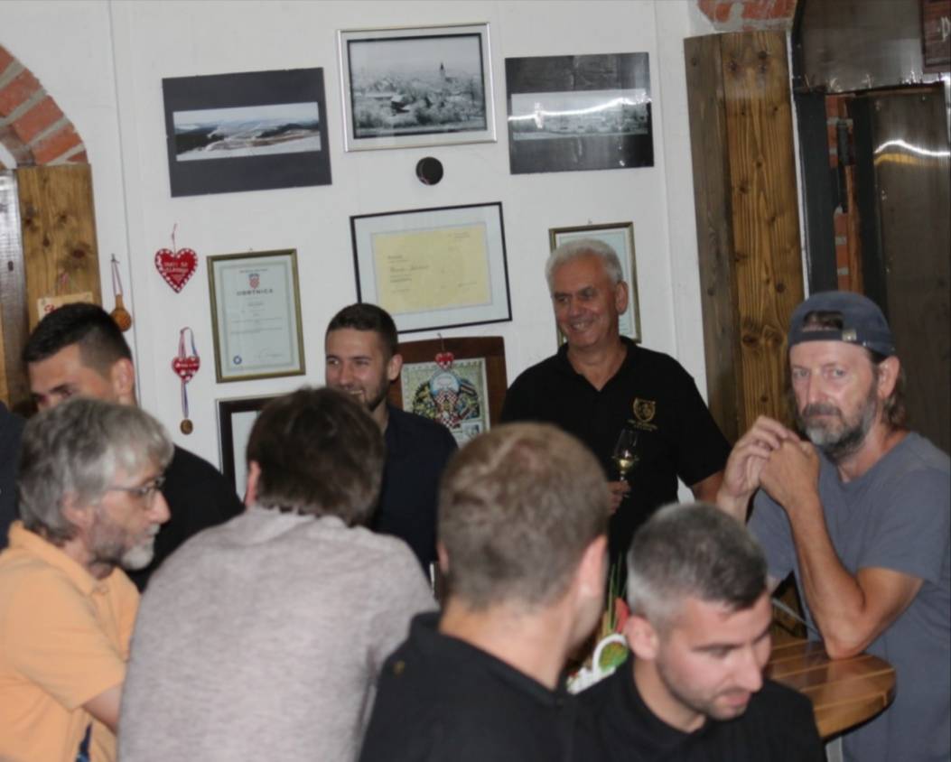 Nogometaši, vinari i uprava HNK Graševine Vetovo napunili klupsko vino u butelje