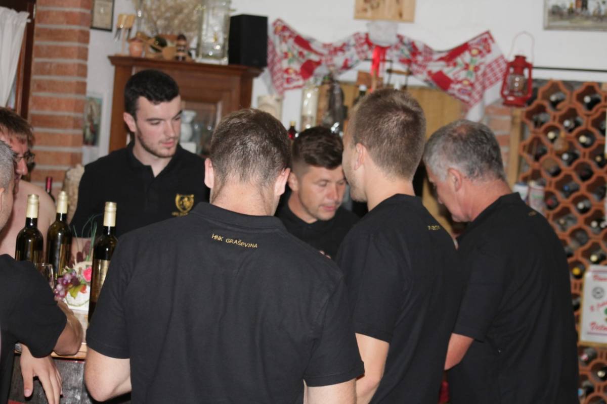 Nogometaši, vinari i uprava HNK Graševine Vetovo napunili klupsko vino u butelje