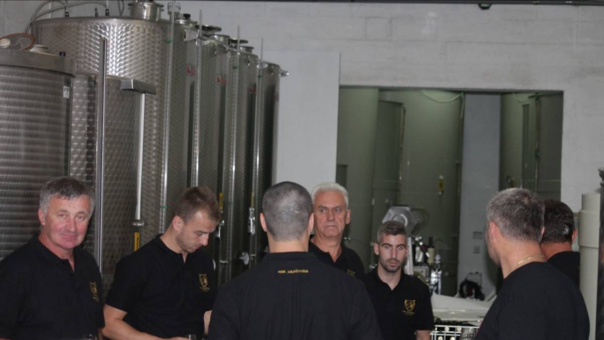 Nogometaši, vinari i uprava HNK Graševine Vetovo napunili klupsko vino u butelje