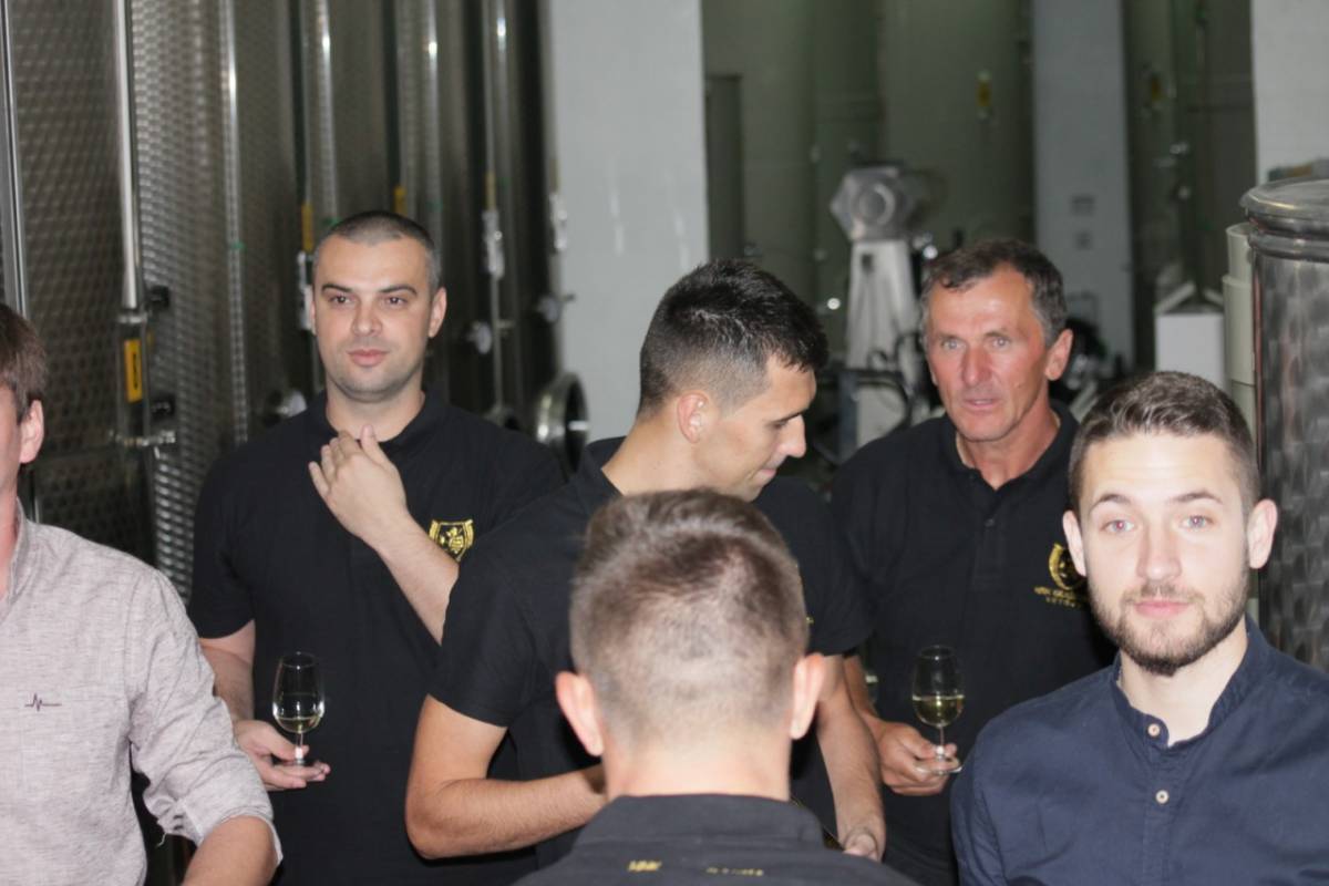 Nogometaši, vinari i uprava HNK Graševine Vetovo napunili klupsko vino u butelje