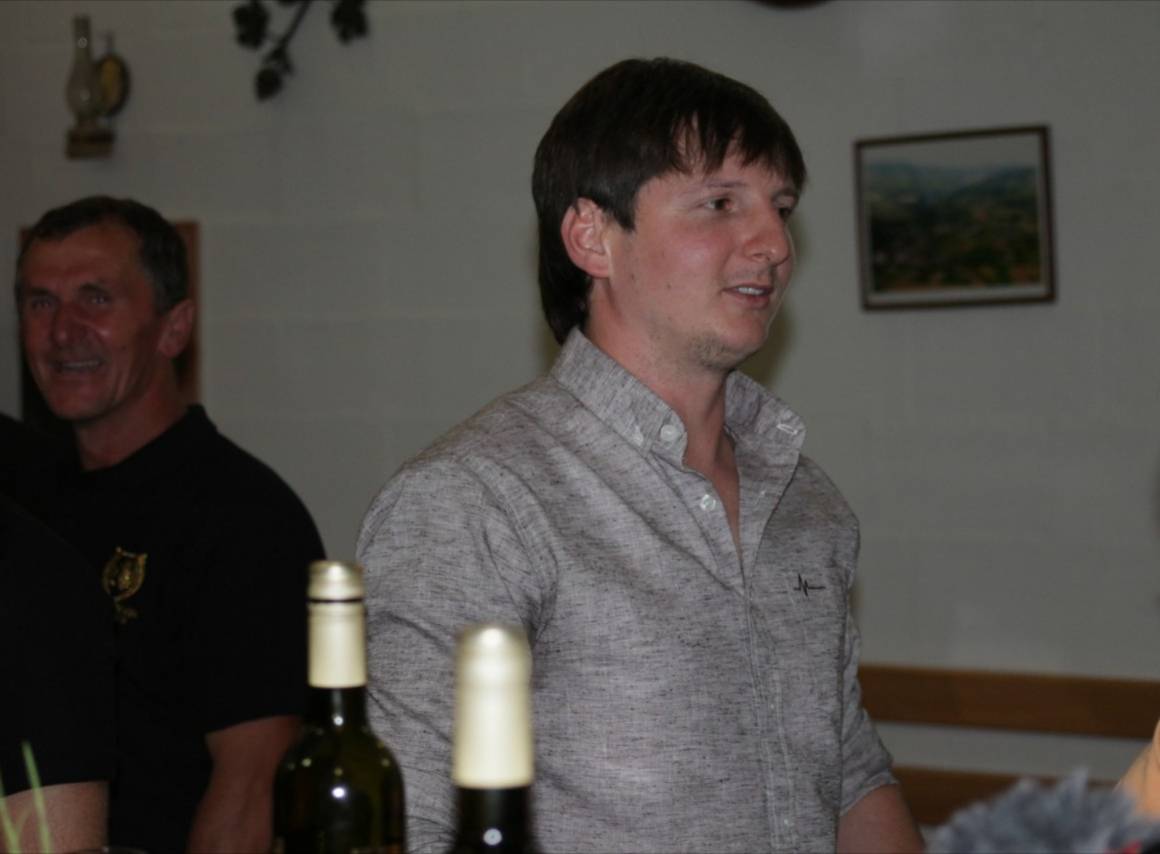 Nogometaši, vinari i uprava HNK Graševine Vetovo napunili klupsko vino u butelje