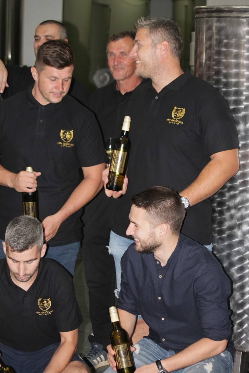 Nogometaši, vinari i uprava HNK Graševine Vetovo napunili klupsko vino u butelje