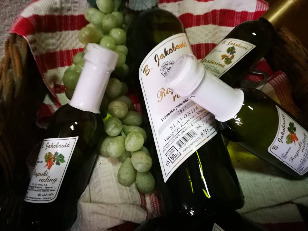 Nogometaši, vinari i uprava HNK Graševine Vetovo napunili klupsko vino u butelje