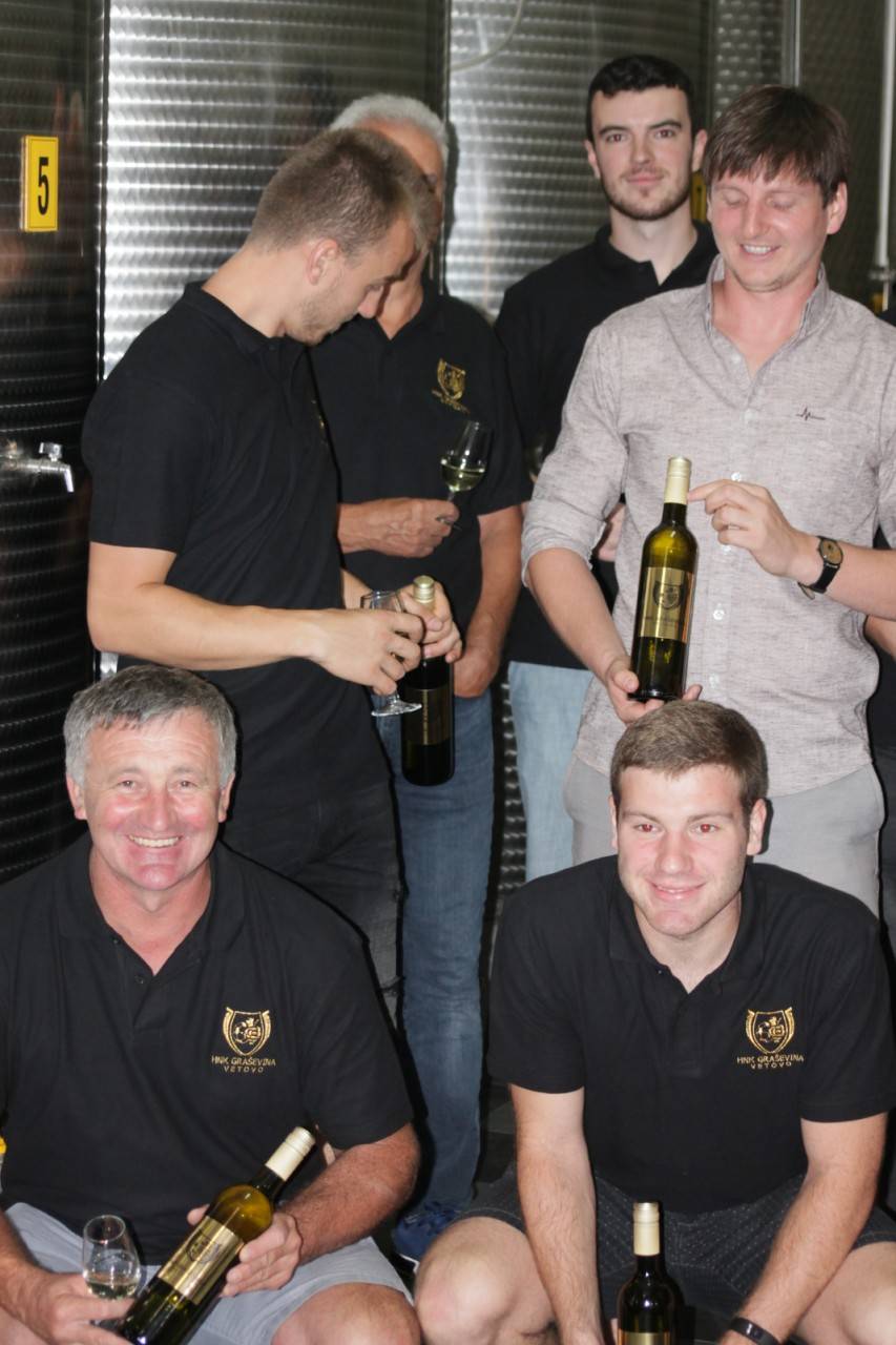 Nogometaši, vinari i uprava HNK Graševine Vetovo napunili klupsko vino u butelje