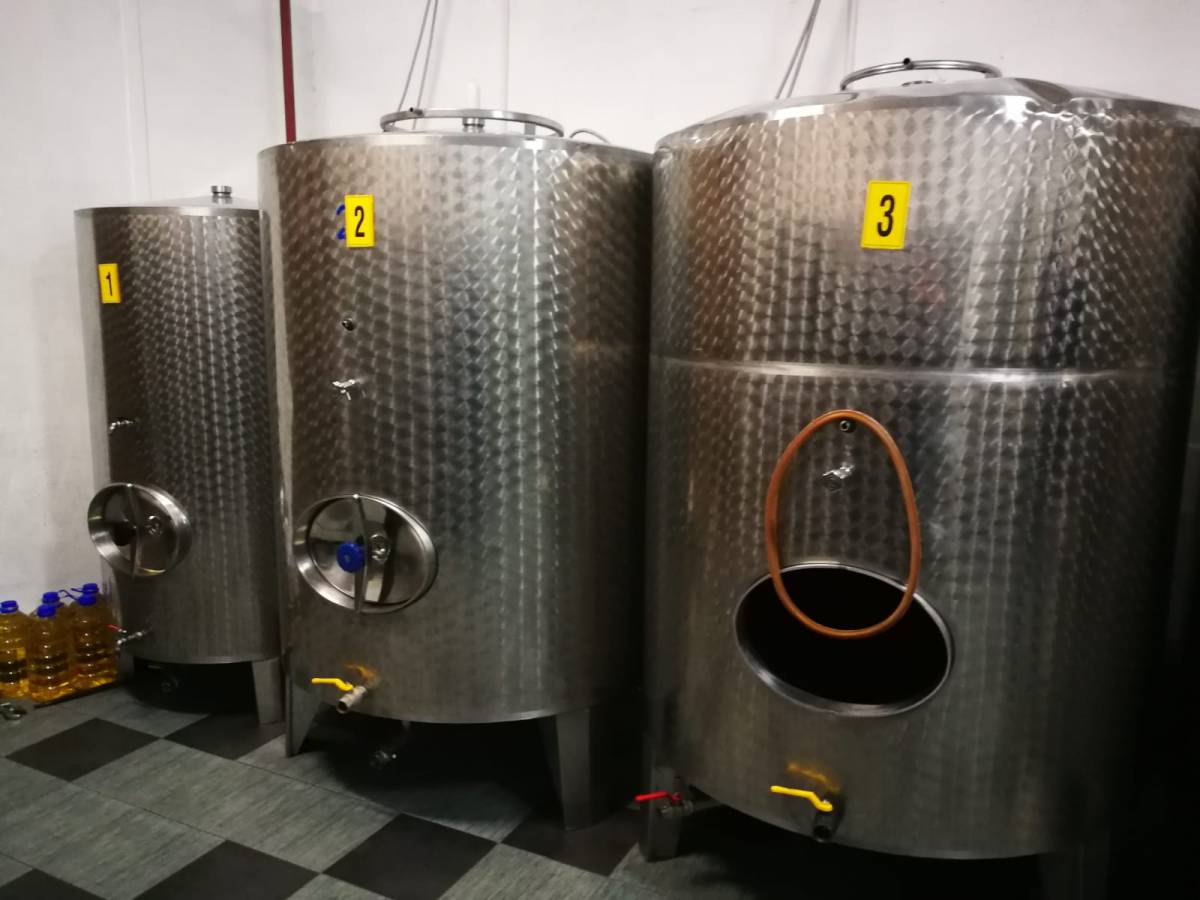 Nogometaši, vinari i uprava HNK Graševine Vetovo napunili klupsko vino u butelje