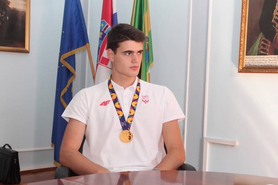 ZLATNI RUKOMETAŠ: Jakšićanin Mislav Obradović na prijemu kod župana