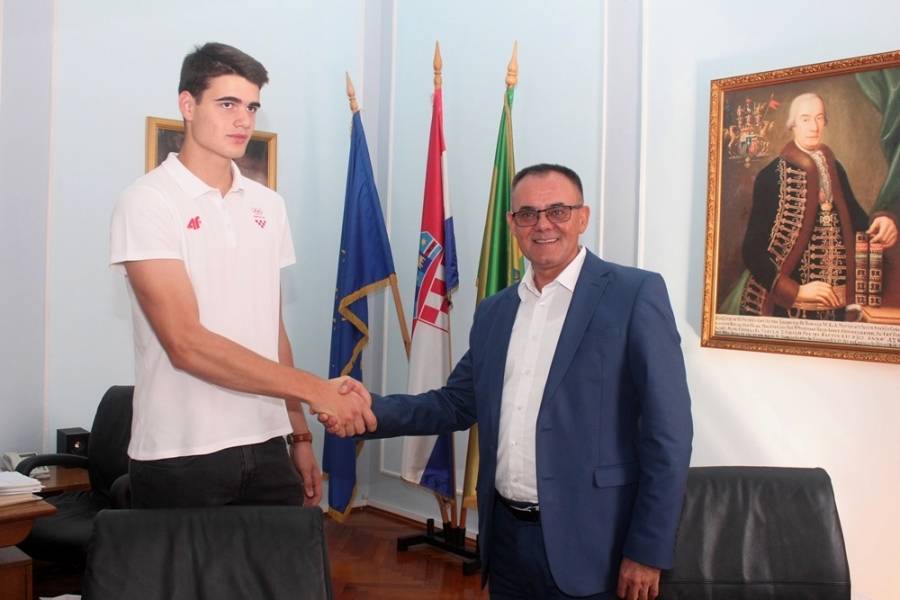ZLATNI RUKOMETAŠ: Jakšićanin Mislav Obradović na prijemu kod župana