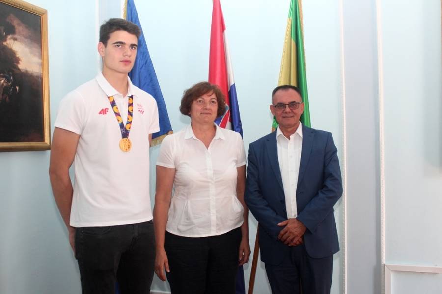 ZLATNI RUKOMETAŠ: Jakšićanin Mislav Obradović na prijemu kod župana