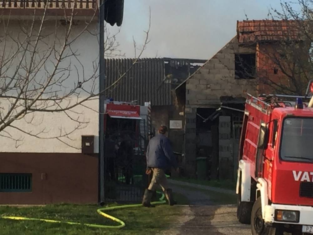 Veliki požar u Kaptolu, na terenu 20 vatrogasaca s pet vozila