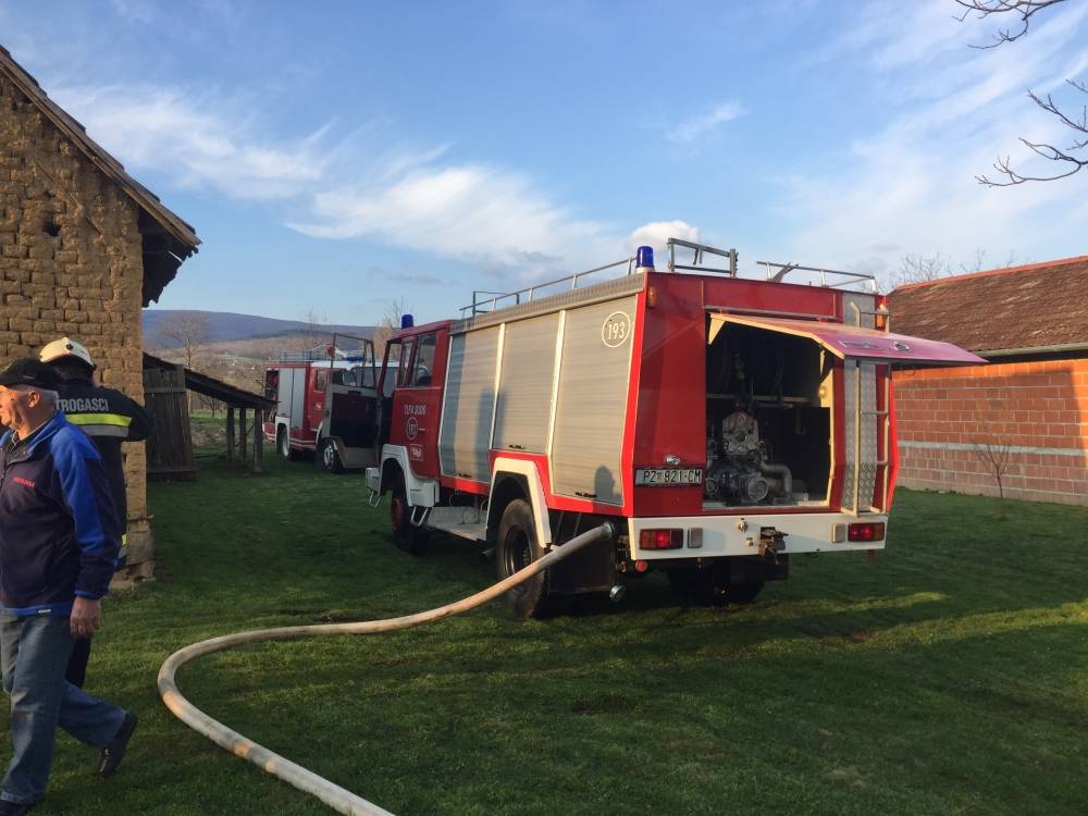 Veliki požar u Kaptolu, na terenu 20 vatrogasaca s pet vozila