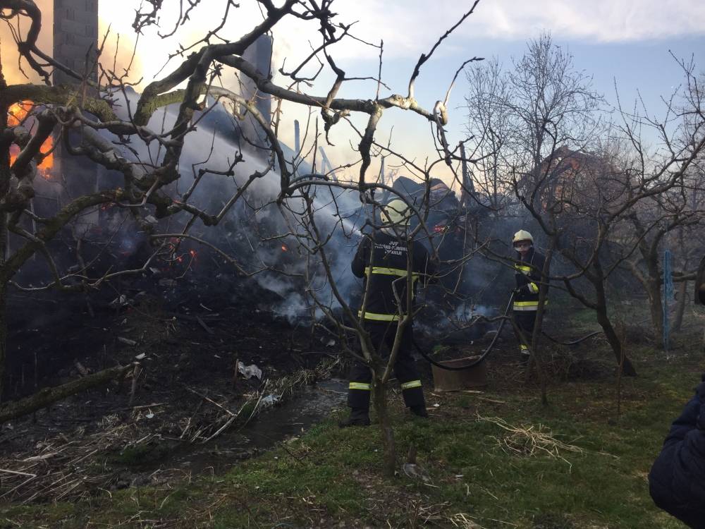 Veliki požar u Kaptolu, na terenu 20 vatrogasaca s pet vozila