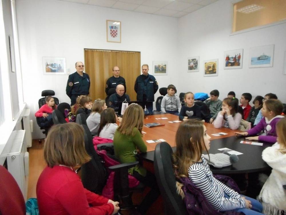 Drugi razredi OŠ D. Cesarić posjetili Županijski centar 112