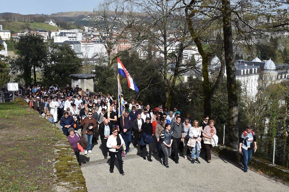 Pobožnost Križnoga puta na lurdskoj Kalvariji i paljenje hodočasničke svijeće