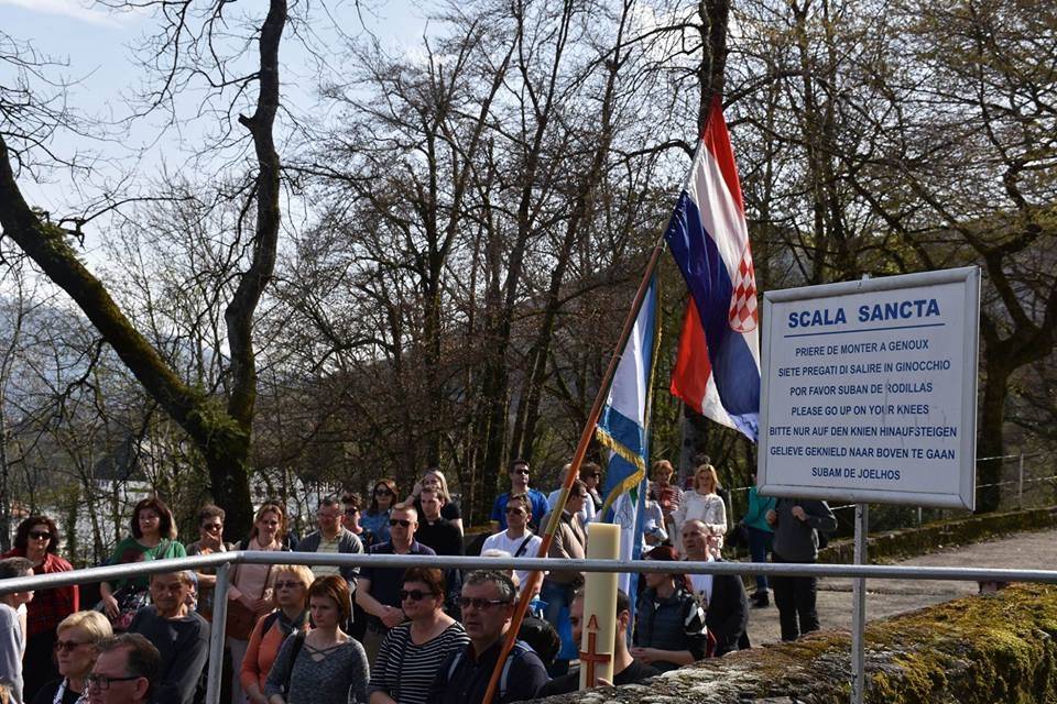 Pobožnost Križnoga puta na lurdskoj Kalvariji i paljenje hodočasničke svijeće