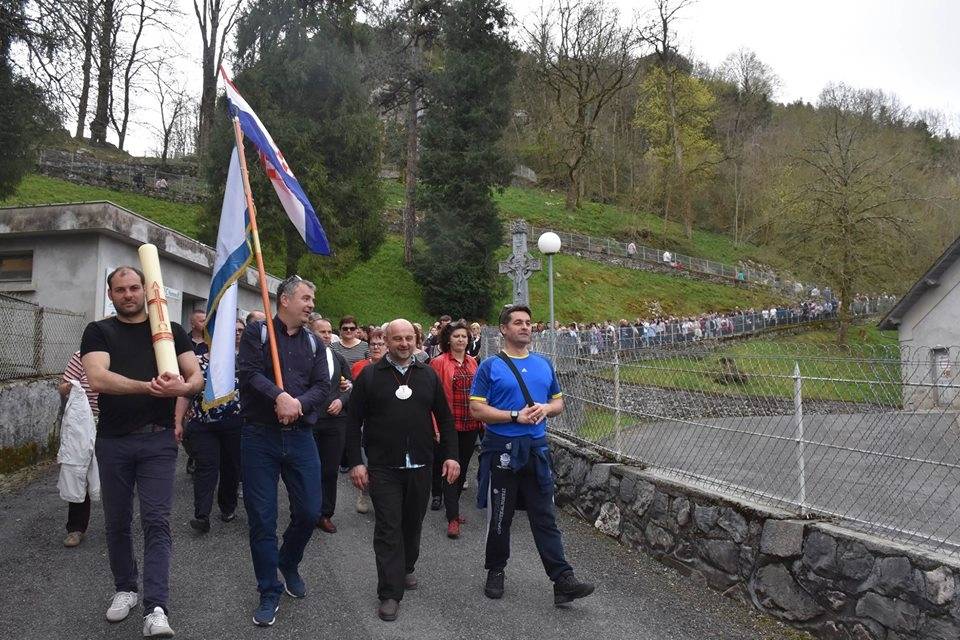 Pobožnost Križnoga puta na lurdskoj Kalvariji i paljenje hodočasničke svijeće