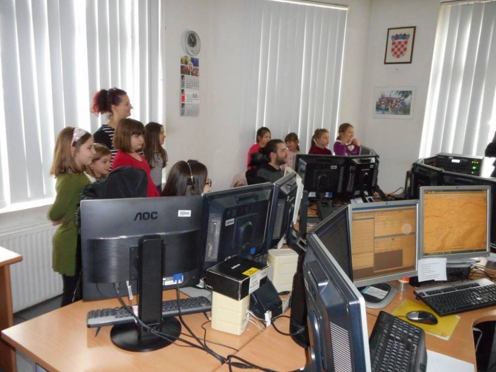 Drugi razredi OŠ D. Cesarić posjetili Županijski centar 112