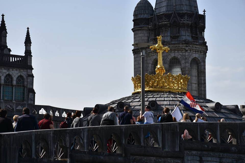 Pobožnost Križnoga puta na lurdskoj Kalvariji i paljenje hodočasničke svijeće
