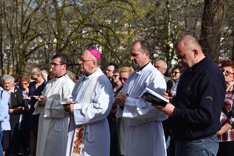 Pobožnost Križnoga puta na lurdskoj Kalvariji i paljenje hodočasničke svijeće