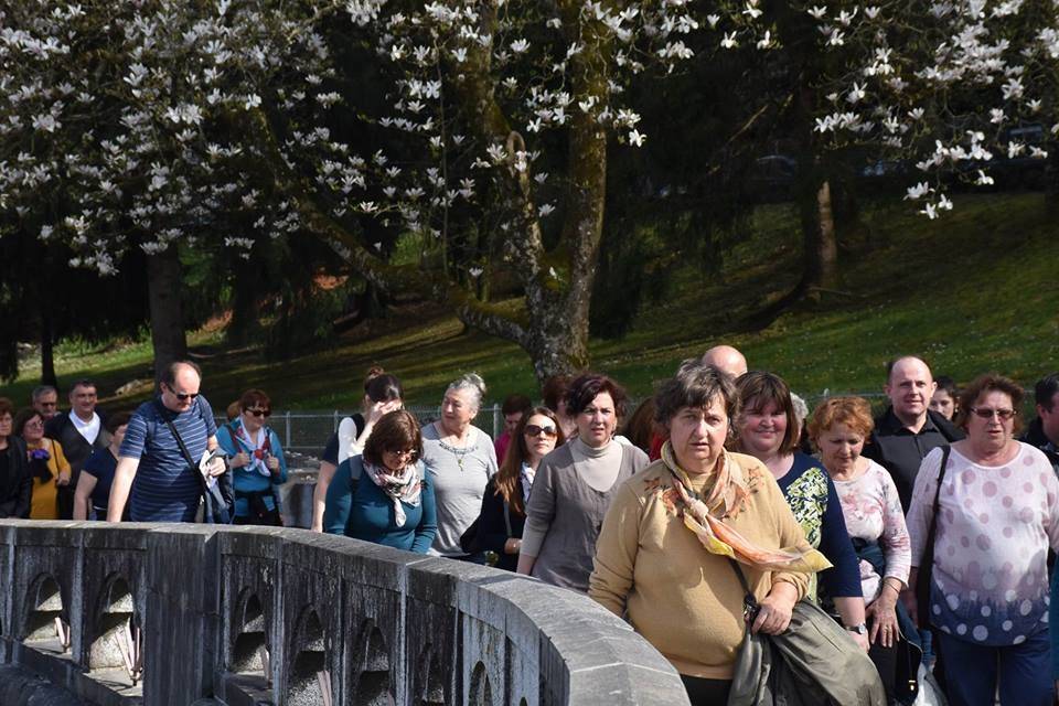 Pobožnost Križnoga puta na lurdskoj Kalvariji i paljenje hodočasničke svijeće