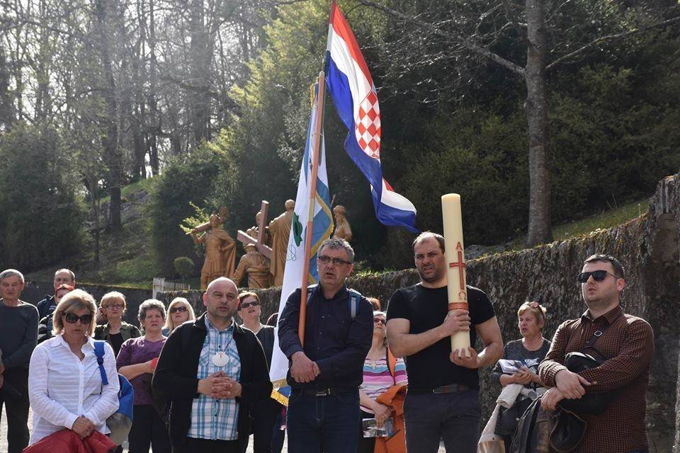 Pobožnost Križnoga puta na lurdskoj Kalvariji i paljenje hodočasničke svijeće